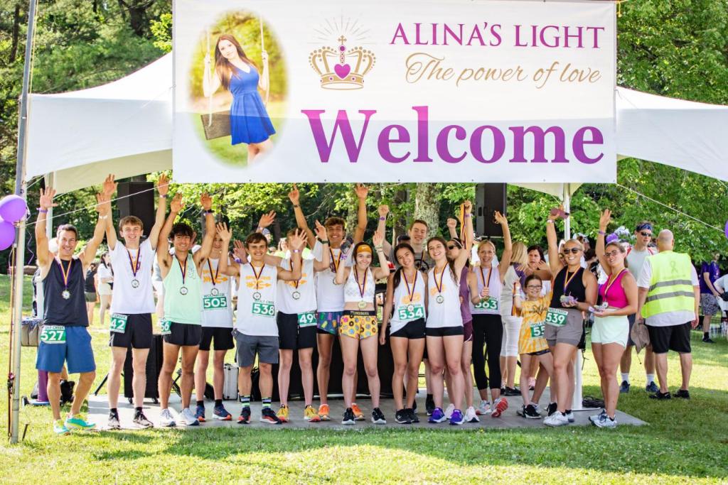 Alinas Light Walk and Run for Love Runners 2023